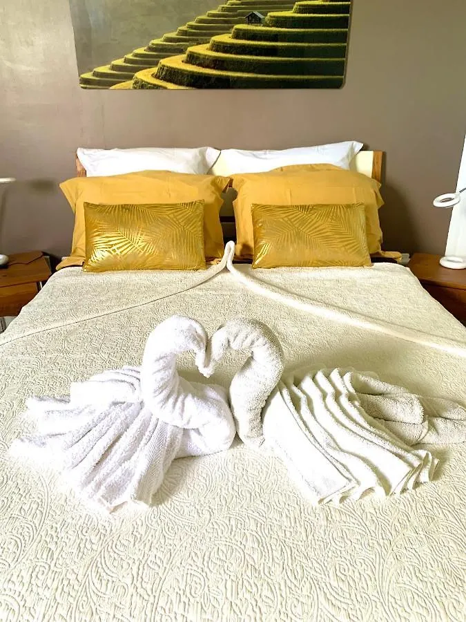 Holiday home Lodge Colibris: Panoramic Sea and Mountain Views near Caribbean Beach Le Carbet