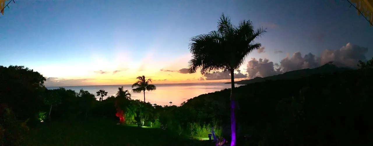 Holiday home Lodge Colibris: Panoramic Sea and Mountain Views near Caribbean Beach Le Carbet